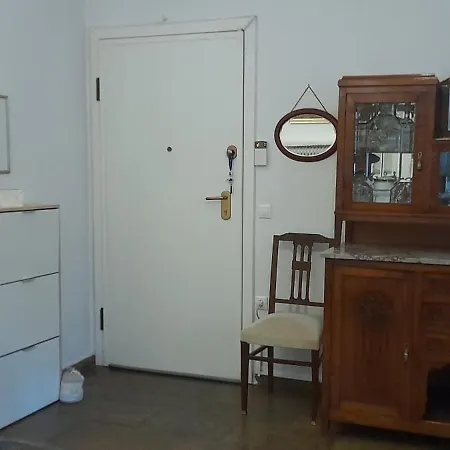 Apartment With A Balcony In Athen